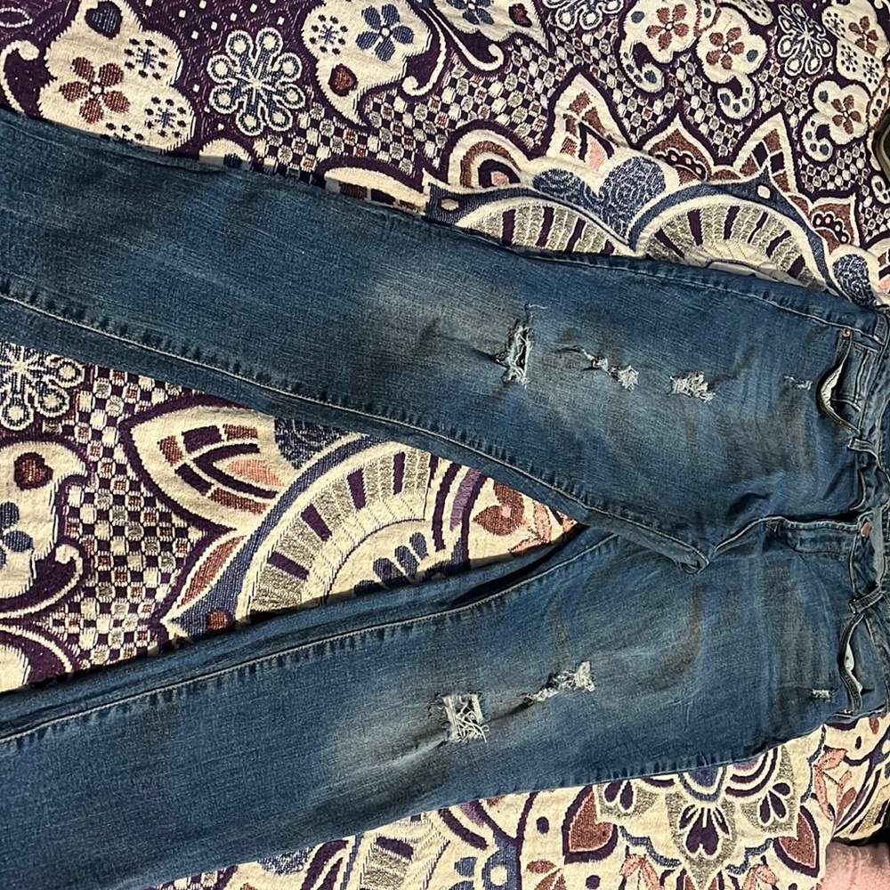 Mid- rise Old navy Rockstar ripped jeans that is cute to where anywhere!